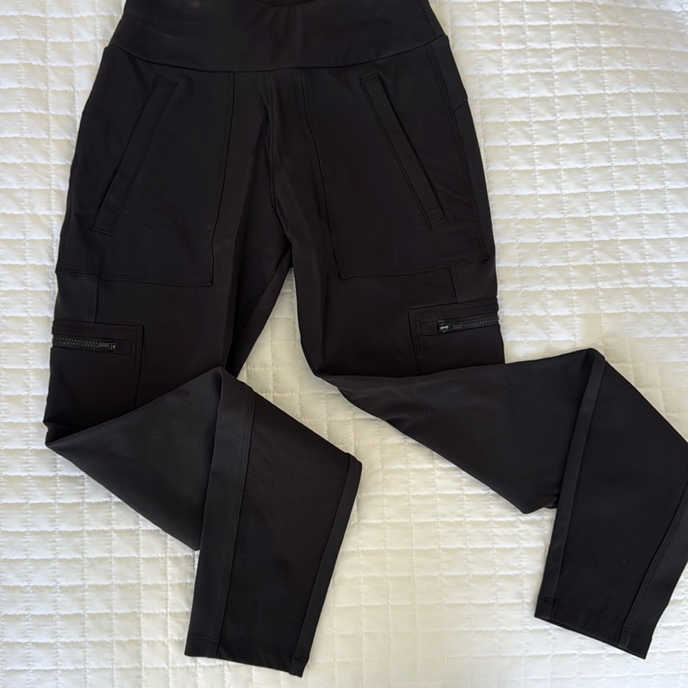 Black Athleta Headlands Hybrid cargo pant